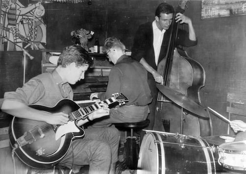 Älteste Aufnahme als Musiker um 1960: Volker Kriegel mit Hans Beck (Bass) und Jochen Franke (Klavier) im Jazzkeller von Hansi Capitain in Wiesbaden, am Schlagzeug vermutlich Bernhard Gauer.